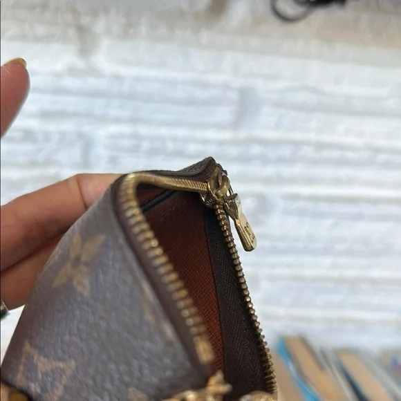 Louis Vuitton Monogram Key Pouch - Picture 6 of 14